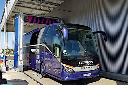 Station de lavage autocar sur un piste de lavage poids lourd