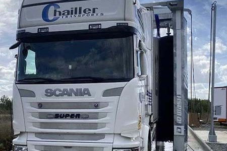 station de lavage camion en cours de lavage sur un poids lourd