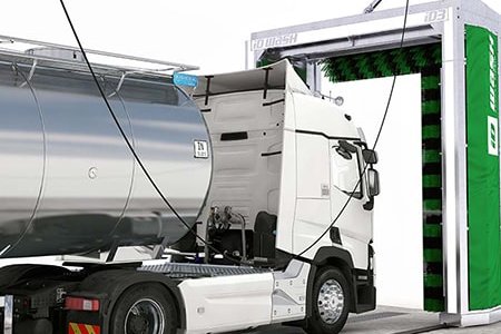 station de lavage camion en cours de lavage sur un poids lourd