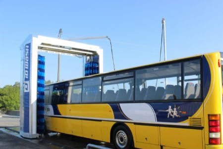 Techniciens équipement de lavage poids lourd ID WASH