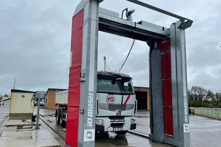 Portique de lavage poids-lourds en cours de lavage chez les transports Gibouleau