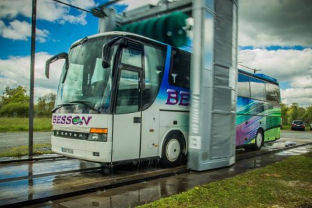 Tunnel lavage autocars bus voyages besson