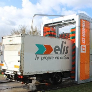 Portique de lavage camion en cours de lavage chez ELIS