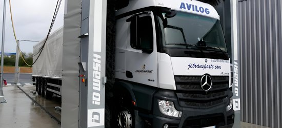 Portique de nettoyage pour camion poids-lourds blanc mercedes