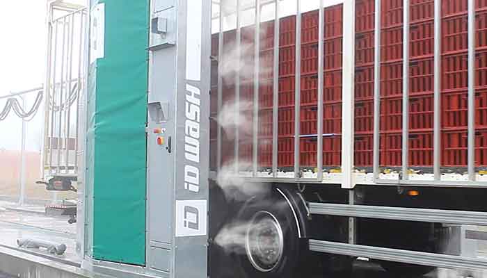 Tunnel de désinfection camion en train de pulvériser du désinfectant sur un camion de transport d'animaux